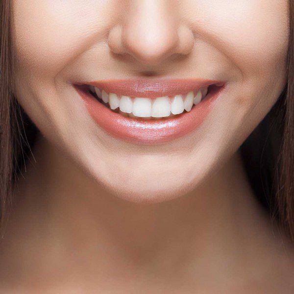 Vi utför en professionell tandblekning med brilliant smile. Behandlingen tar ca 45 minuter och du ser resultatet direkt.